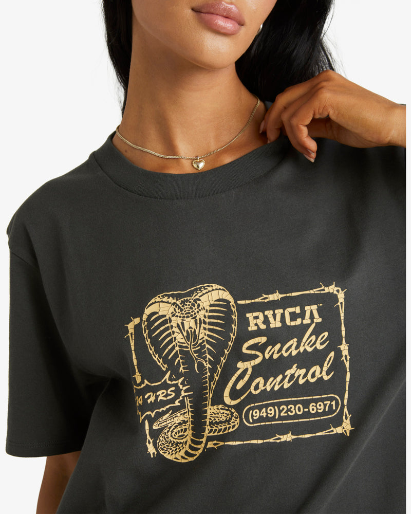 Load image into Gallery viewer, RVCA Women&#39;s Snake Control T-shirt Pirate Black UVJZT00259-PTK
